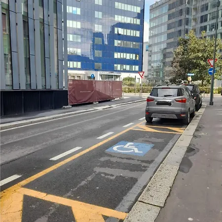 Bilocale Moderno Isola-garibaldi, 4 Posti, Wifi Veloce, Metro A 2 Minuti Appartamento *