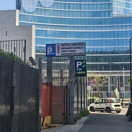 Bilocale Moderno Isola-garibaldi, 4 Posti, Wifi Veloce, Metro A 2 Minuti Appartamento