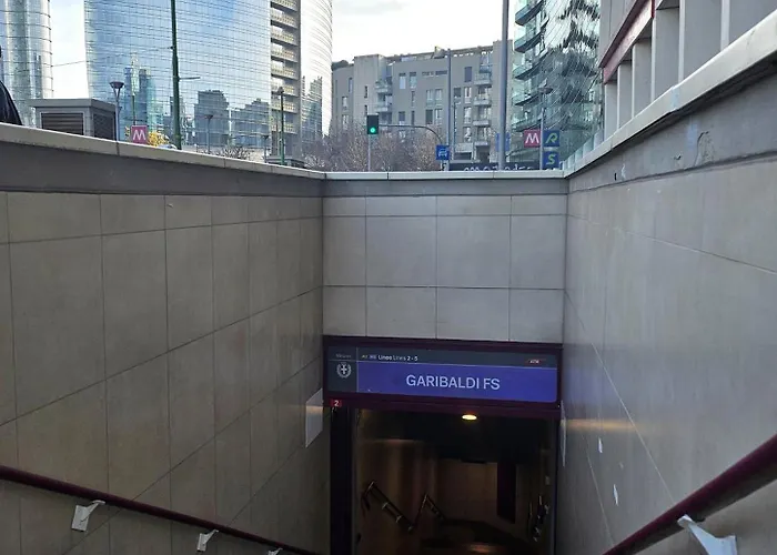 Bilocale Moderno Isola-garibaldi, 4 Posti, Wifi Veloce, Metro A 2 Minuti Appartamento